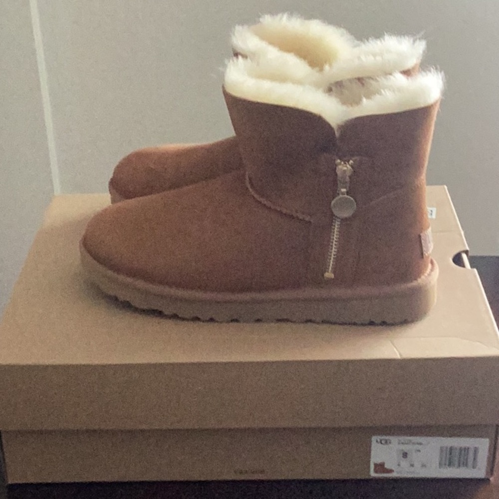 New never worn Ugg Bailey zip mini